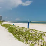 Oceanview 3 Bedroom Condo, Rooftop Pool&Jacuzzi, Beach!