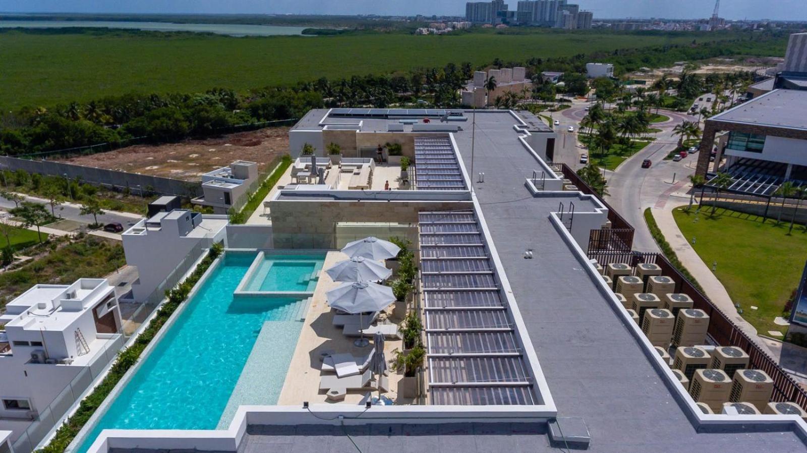 Oceanview 3 Bedroom Condo, Rooftop Pool&jacuzzi, Beach! Apartment *