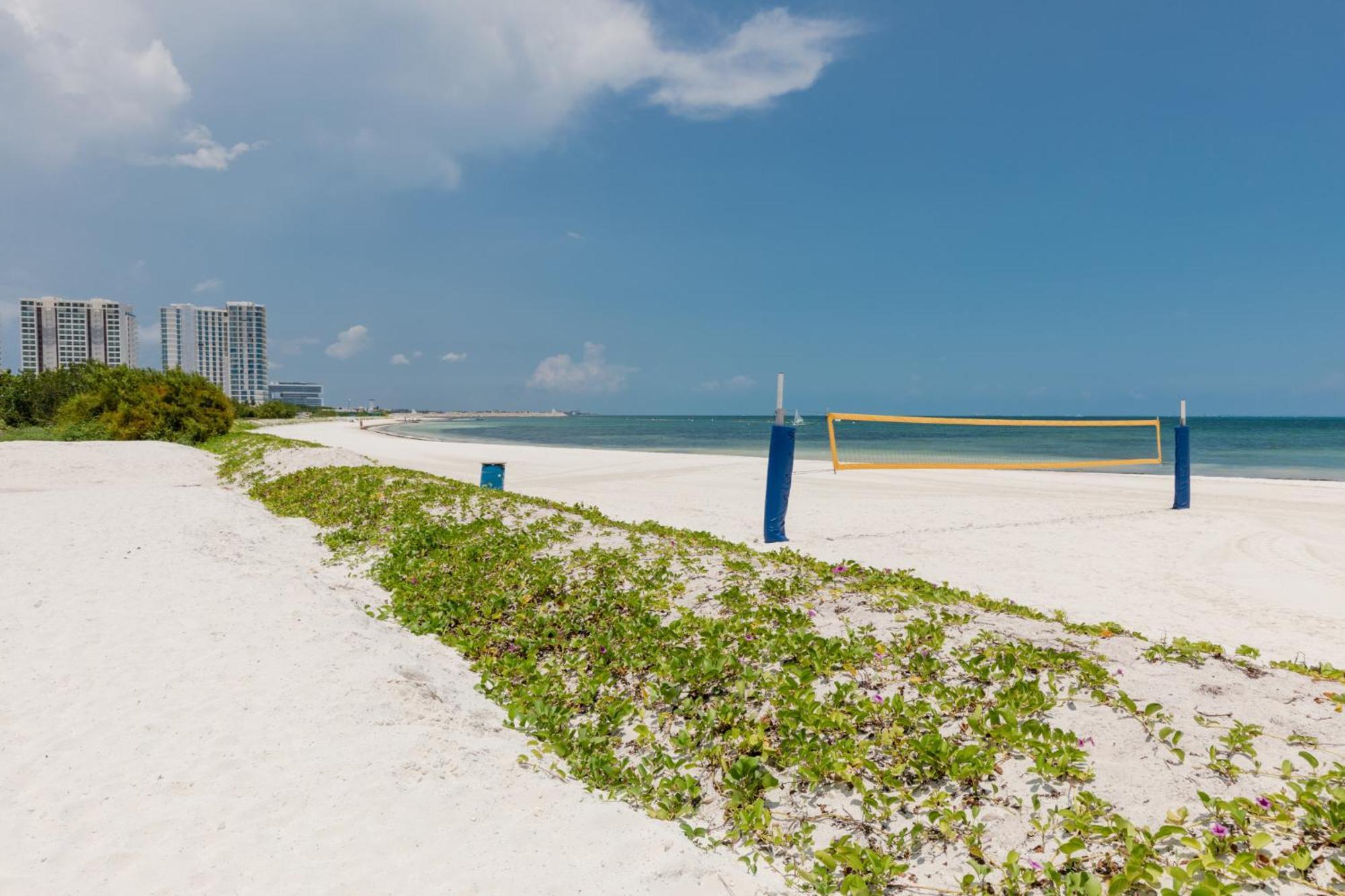 Oceanview 3 Bedroom Condo, Rooftop Pool&jacuzzi, Beach! * Cancun